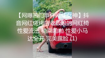 淫荡小骚货，公共厕所自慰，扒开内裤，肛塞跳蛋一起上，爽的淫水直流，带了假屌抽插骚逼